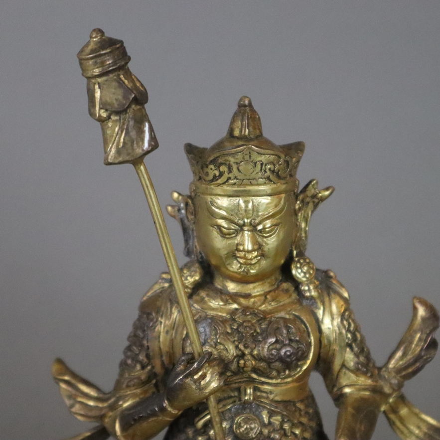 Figur des Vaishravana - tibeto-chinesisch, Bronzelegierung, teils vergoldet, der Schutzgott sitzt s - Image 2 of 8