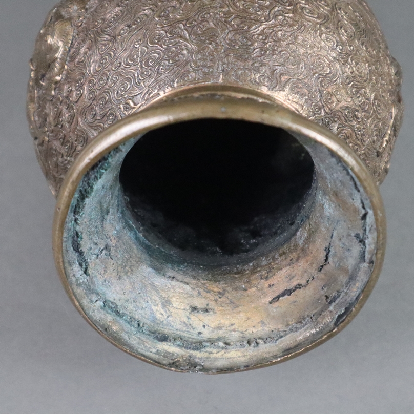 Vase - Bronzelegierung, gefußte kugelrunde Wandung mit langem Hals und knoblauchknollenförmig verdi - Image 11 of 11