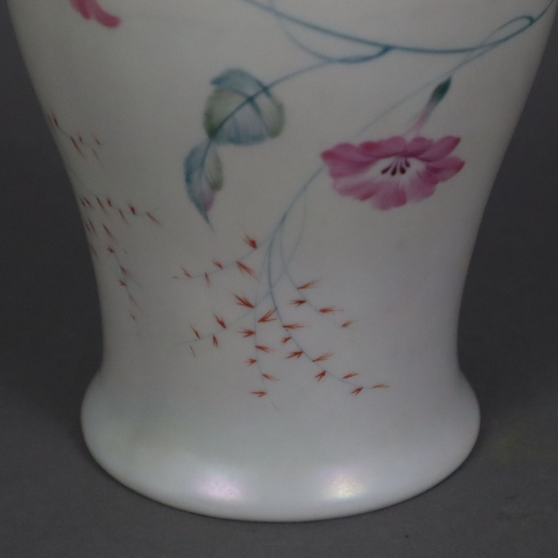 Balustervase - Rosenthal, Porzellan mit matter cremefarbener Glasur und feiner Blütenbemalung, Wind - Bild 6 aus 7
