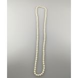 Perlenkette - 20.Jh., ca.104 cremefarbene Zuchtperlen mit teils silbrigem Lüster, unregelmäßig rund