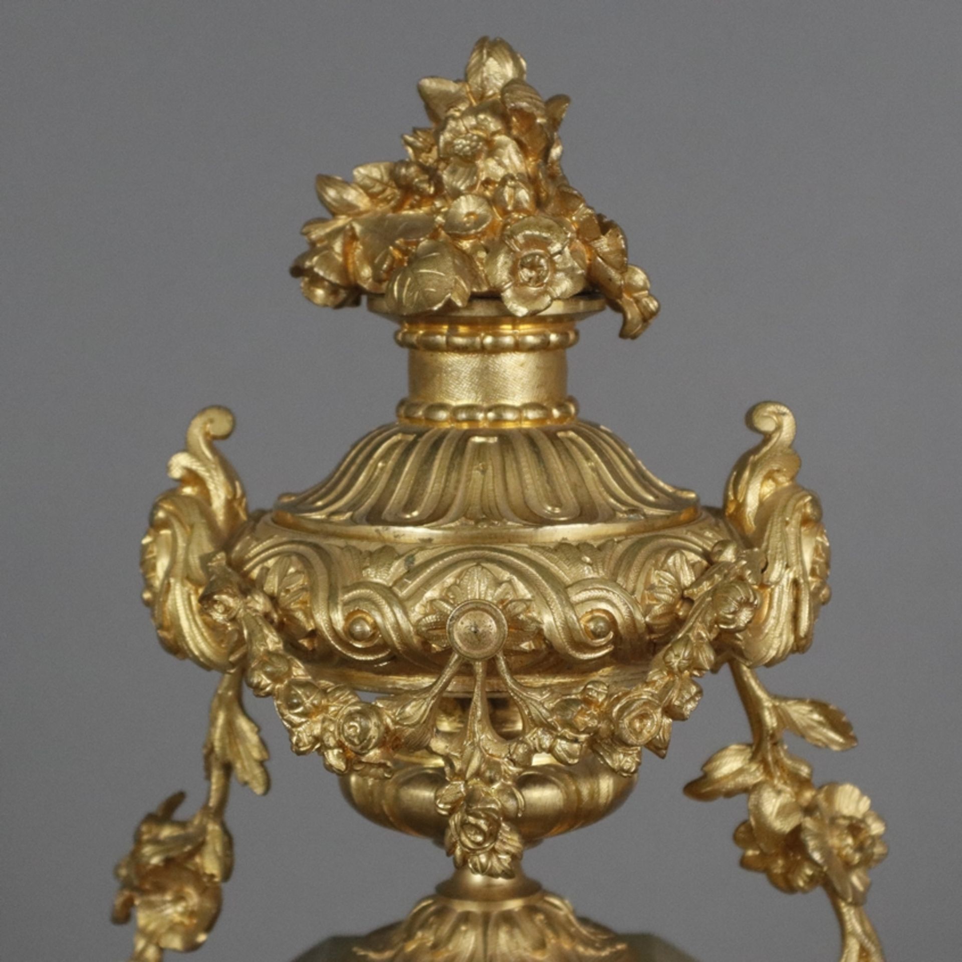 Prunkvolle Pendule - Paris, Frankreich, um 1800, vergoldetes Bronzegehäuse, reich verziert mit Akan - Image 6 of 15