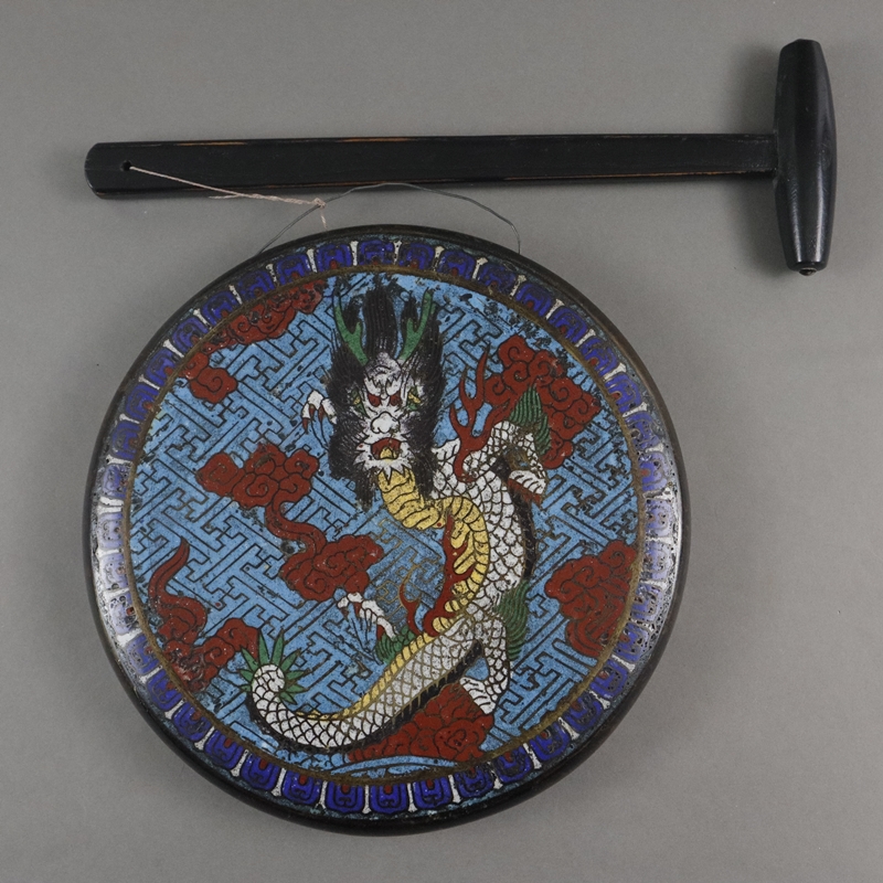 Gong mit Schlegel - China, Bronzelegierung dunkel patiniert, mittig mit Drachenmotiv umgeben von Wo
