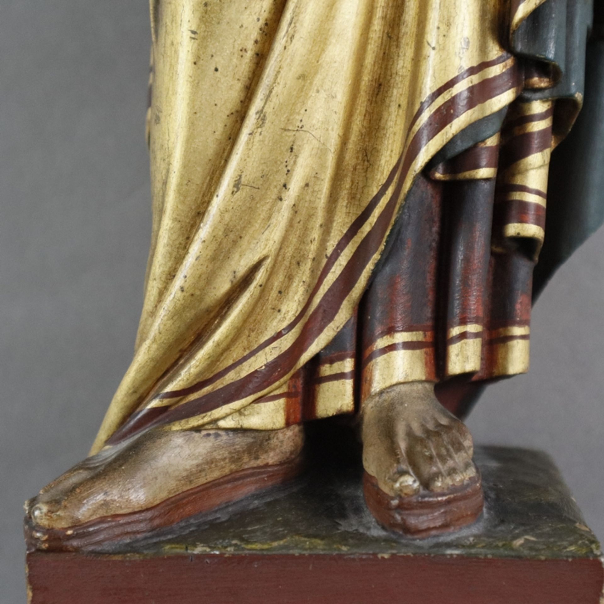 Holzfigur "Hl. Petrus" - vollrund geschnitzt, polychrom und goldgefasst, stehender Apostel Petrus i - Bild 5 aus 8