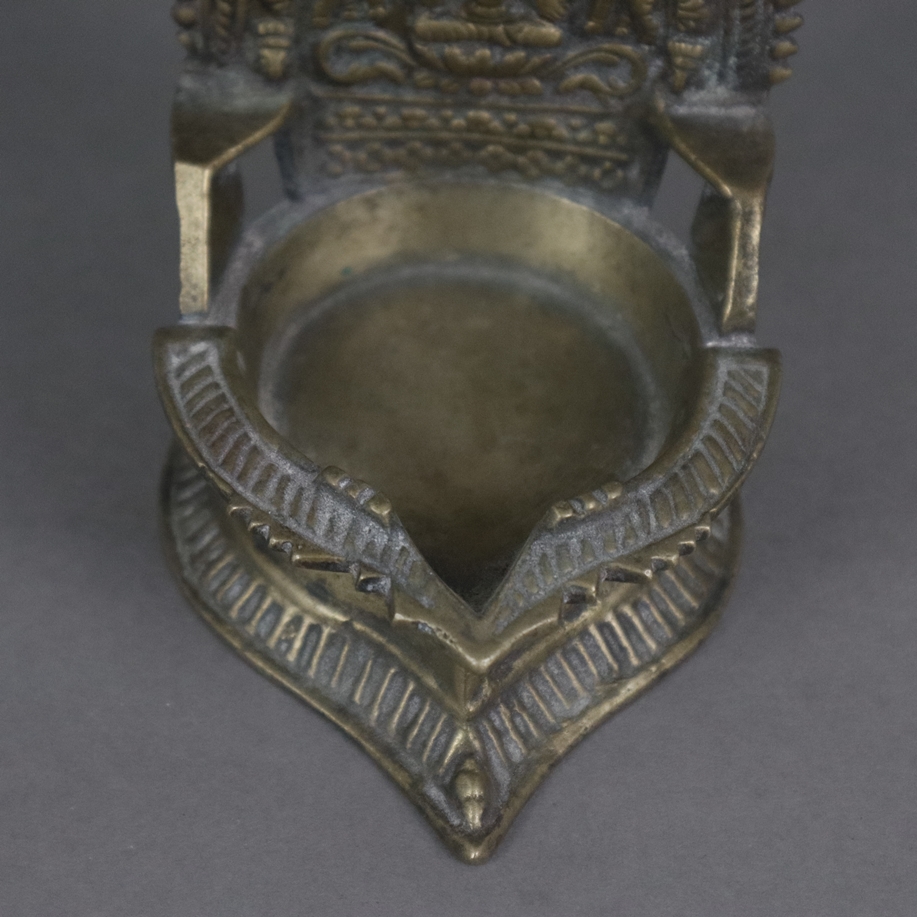 Zwei Diya-Öllampen - Indien, vor 1900, Bronzelegierung, in typischer runder Form mit kleiner Tülle - Image 3 of 9