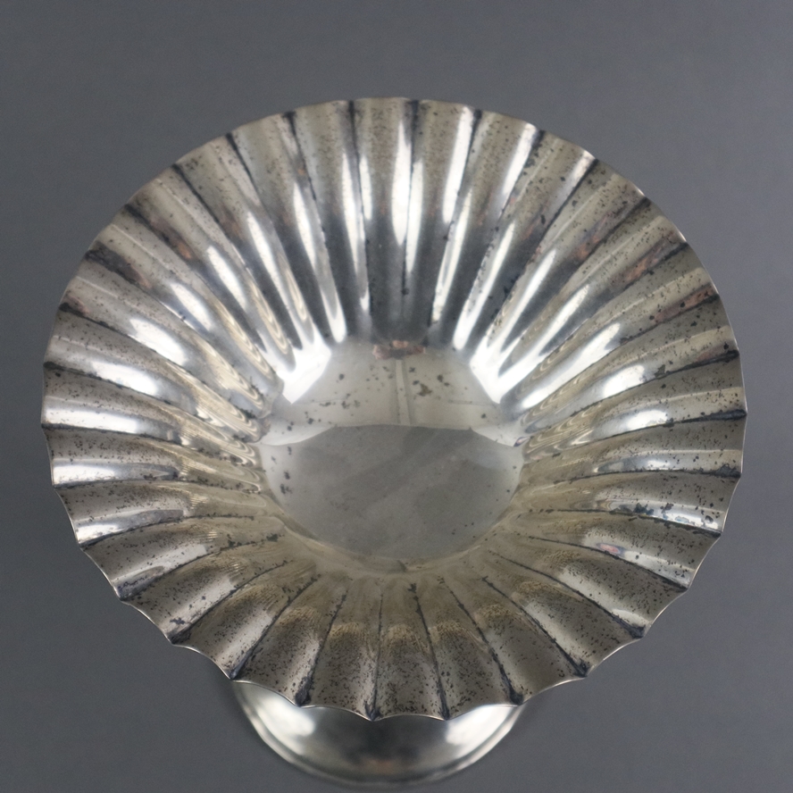 Sterlingsilber-Tazza - 20. Jh., 925er Silber, runde vertiefte Schale mit gefächertem Rand, Baluster - Image 2 of 6