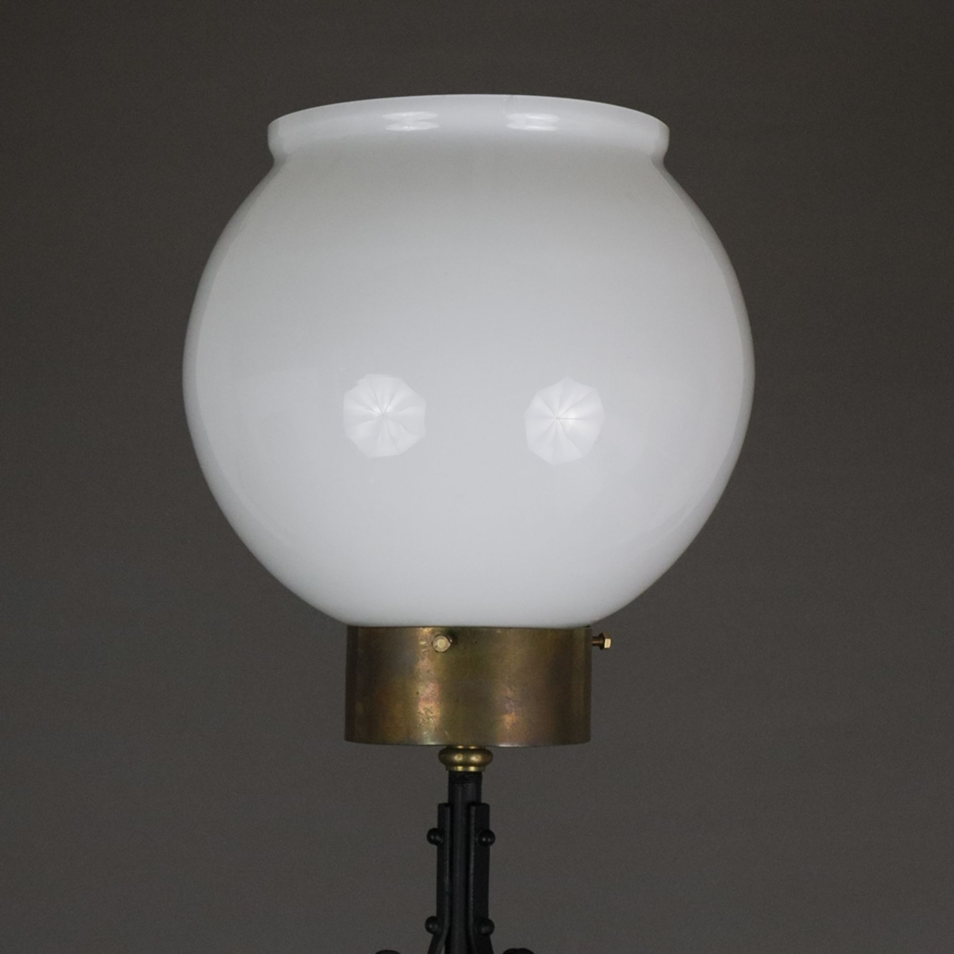 Stehlampe - Ende 19. Jh. / um 1900, Kunstschmiedeeisen-Gestell mit Volutendekor, geschwärzt, farblo - Bild 4 aus 10