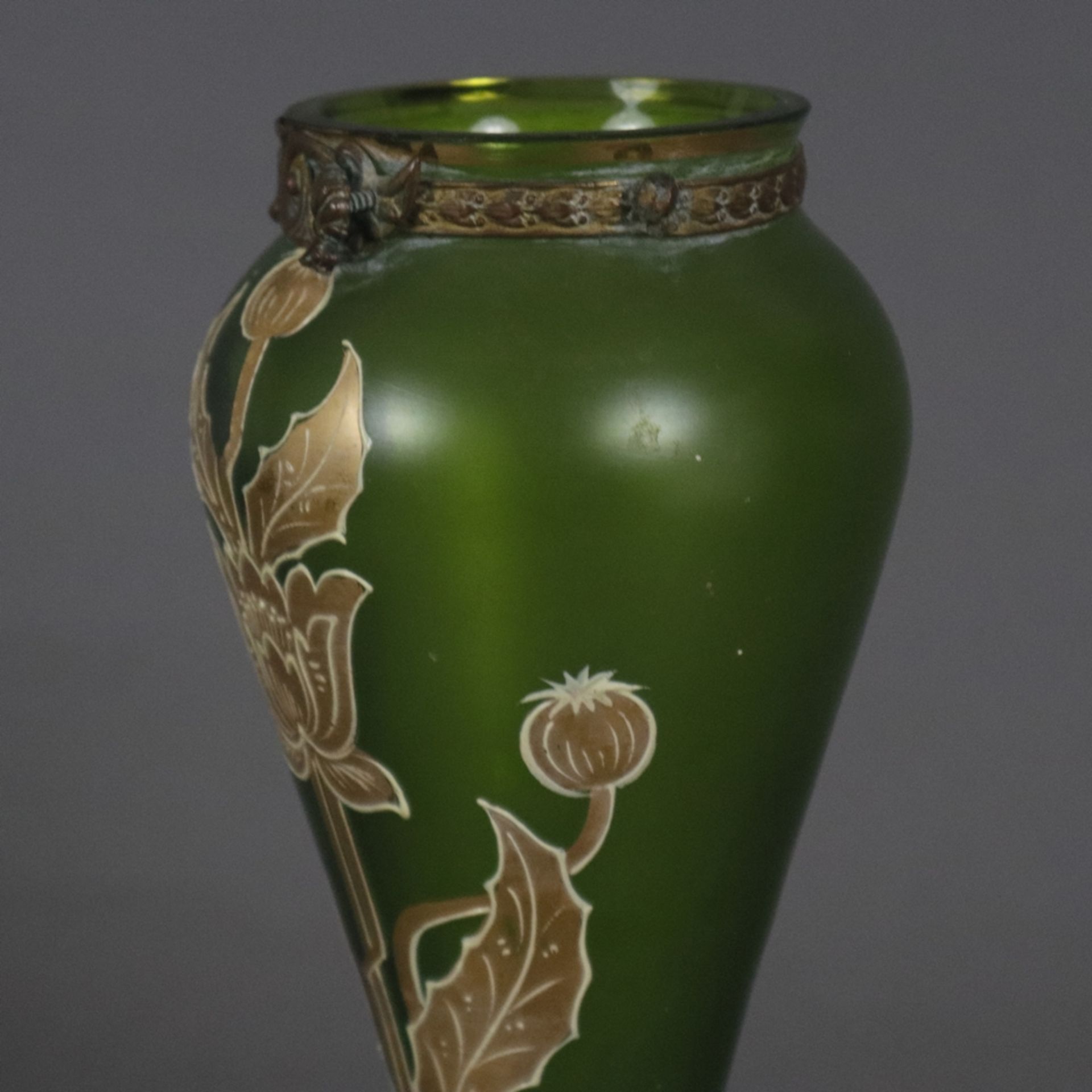 Jugendstil-Glasvase mit Metallmontur - wohl Frankreich um 1900, Klarglas mit grünem Unterfang, scha - Bild 7 aus 8