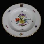 Teller - Meissen, Knaufzeit, Porzellan, gemuldete Rundform, polychrom bemalt, im Spiegel Blumenarra