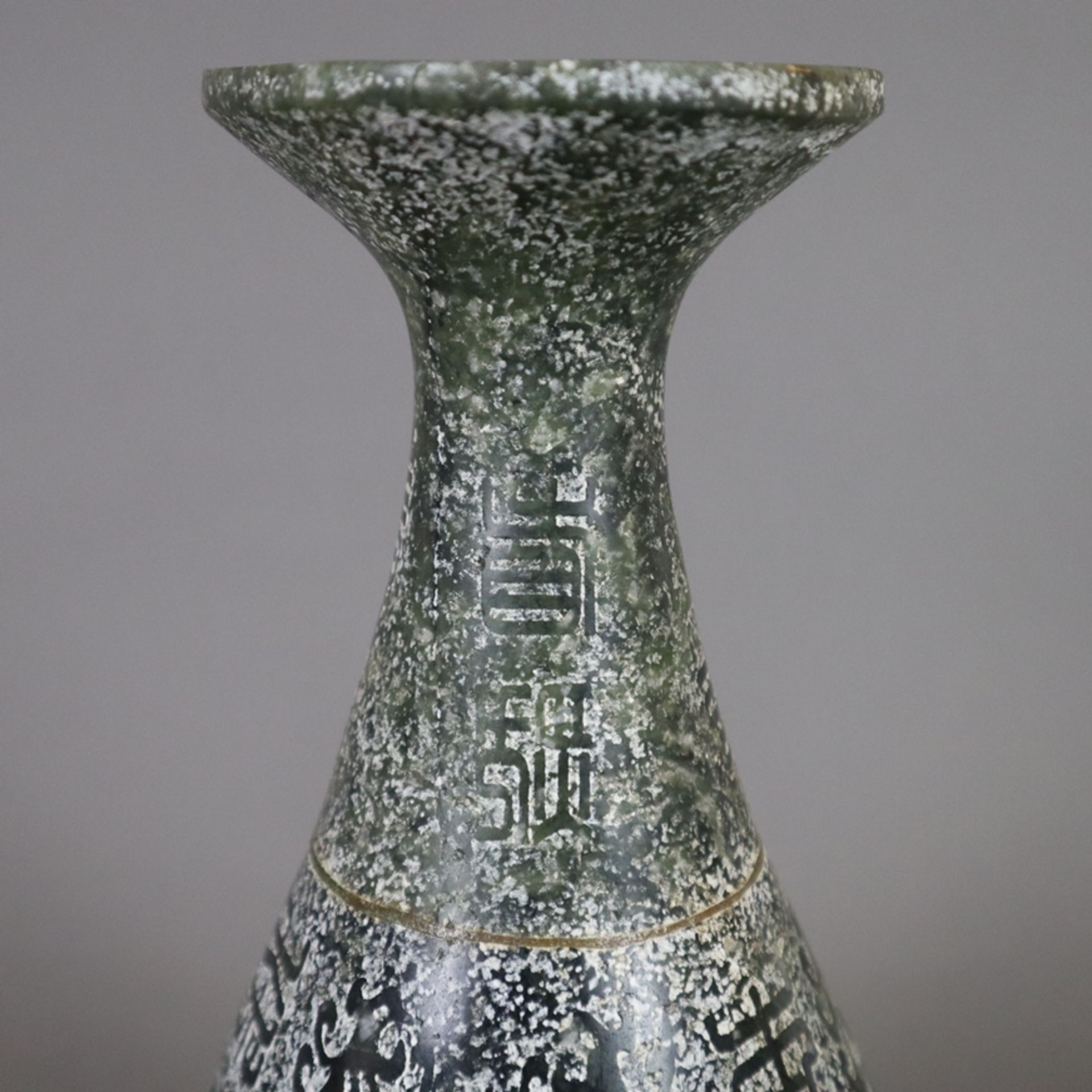 Steinvase - China, schlanker "Yu hu chun ping"-Typus, Kalkstein, teils poliert, dekoriert mit archa - Bild 3 aus 10