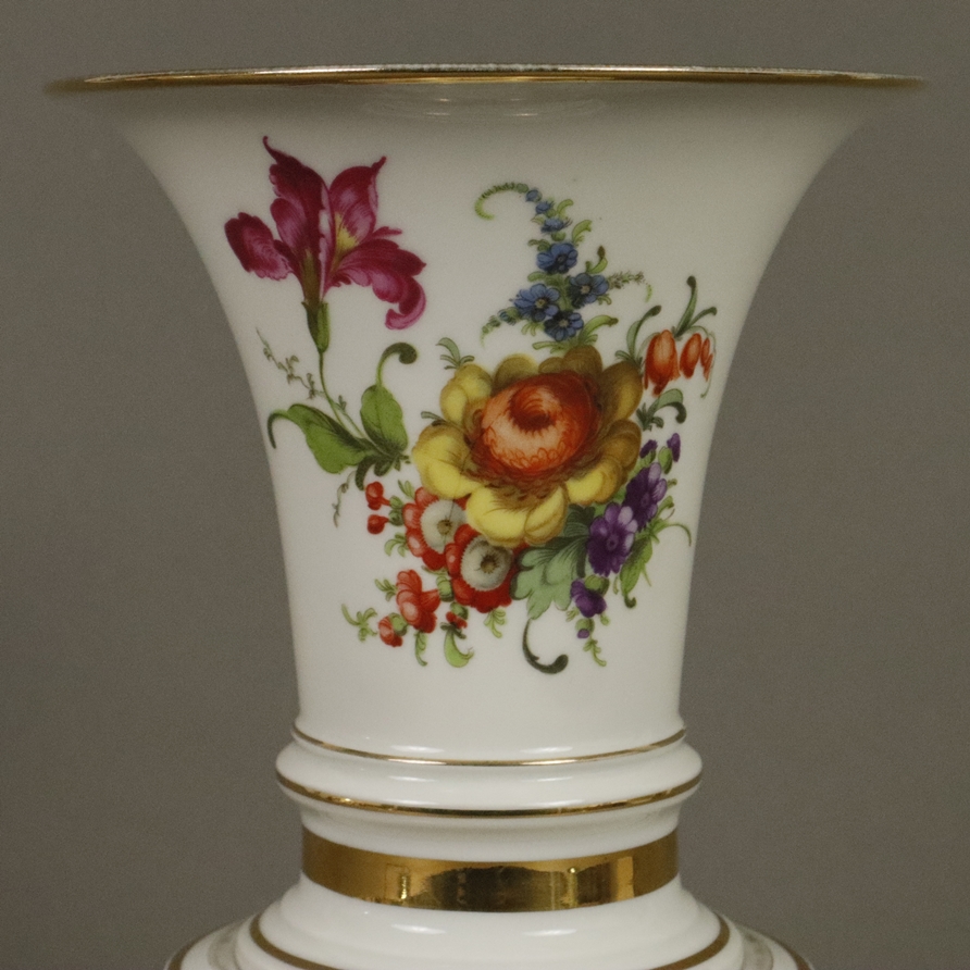 Vase mit Postament - Fürstenberg, 19. Jh., Porzellan, polychrom lithografierter Blumendekor, Goldst - Image 4 of 8