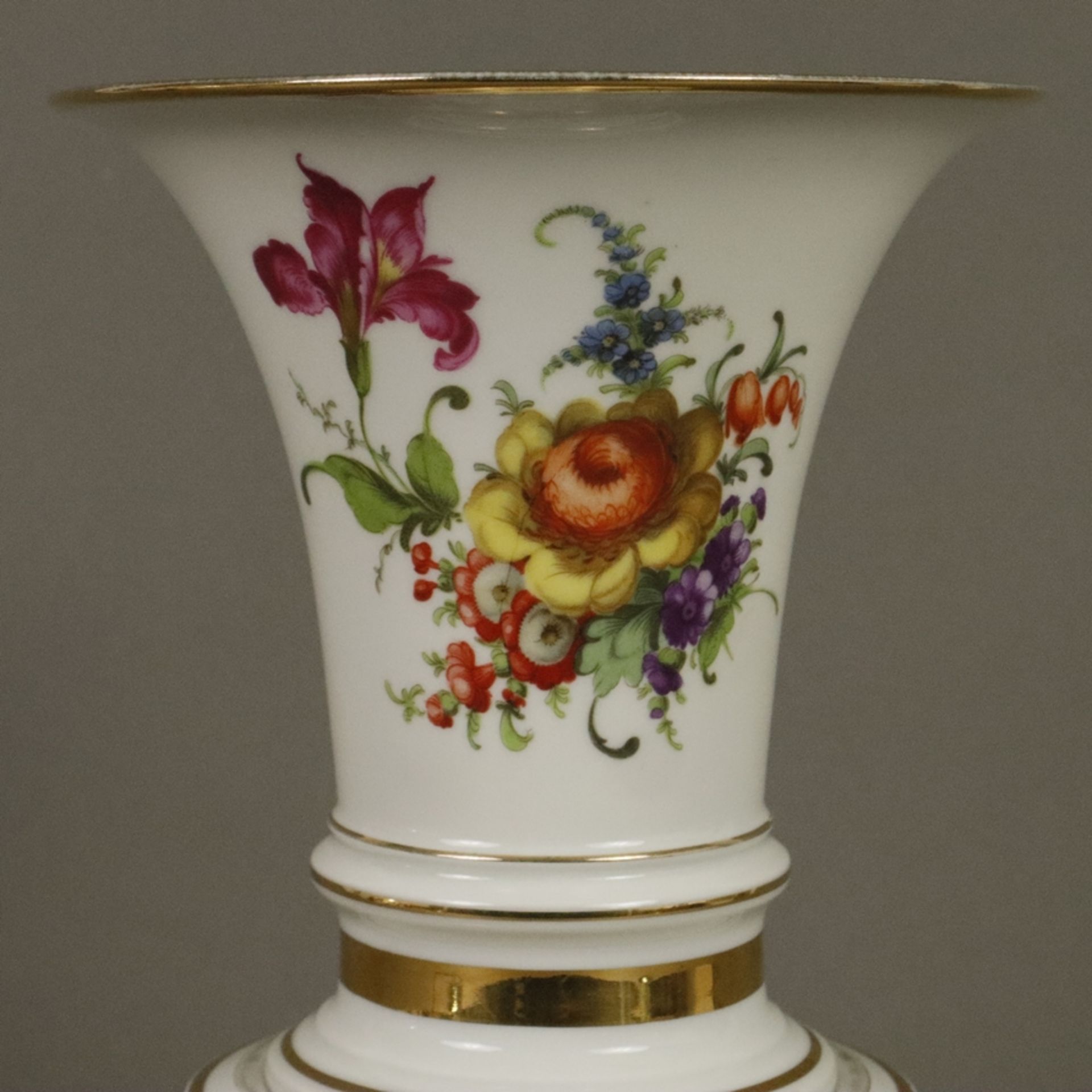 Vase mit Postament - Fürstenberg, 19. Jh., Porzellan, polychrom lithografierter Blumendekor, Goldst - Bild 4 aus 8