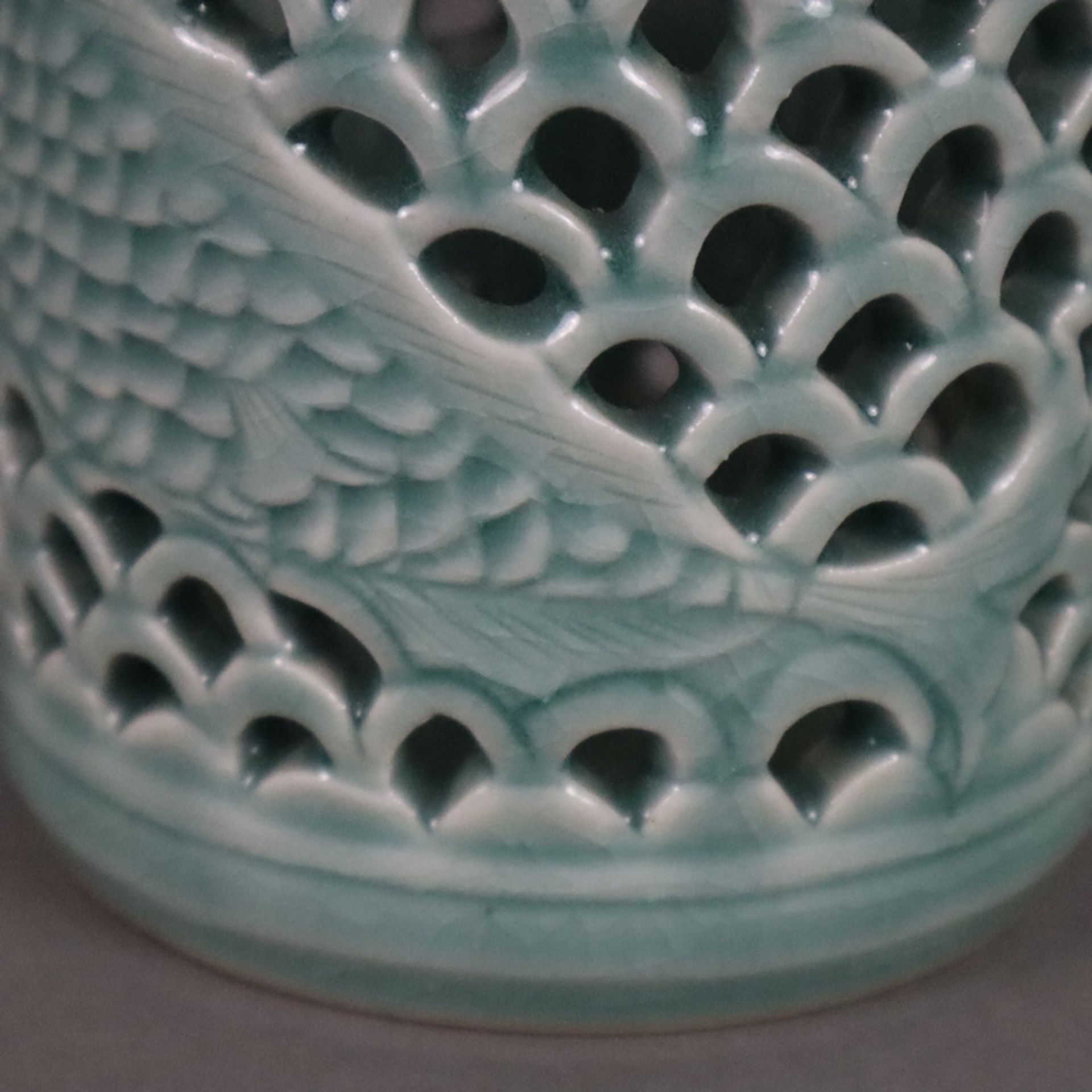 Pinselbecher - China, 20. Jh., Keramik mit bläulicher Glasur, zylindrische Wandung umlaufend mit We - Bild 3 aus 6