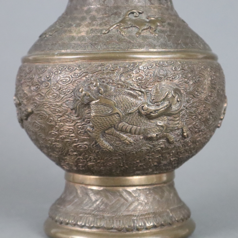 Vase - Bronzelegierung, gefußte kugelrunde Wandung mit langem Hals und knoblauchknollenförmig verdi - Image 6 of 11