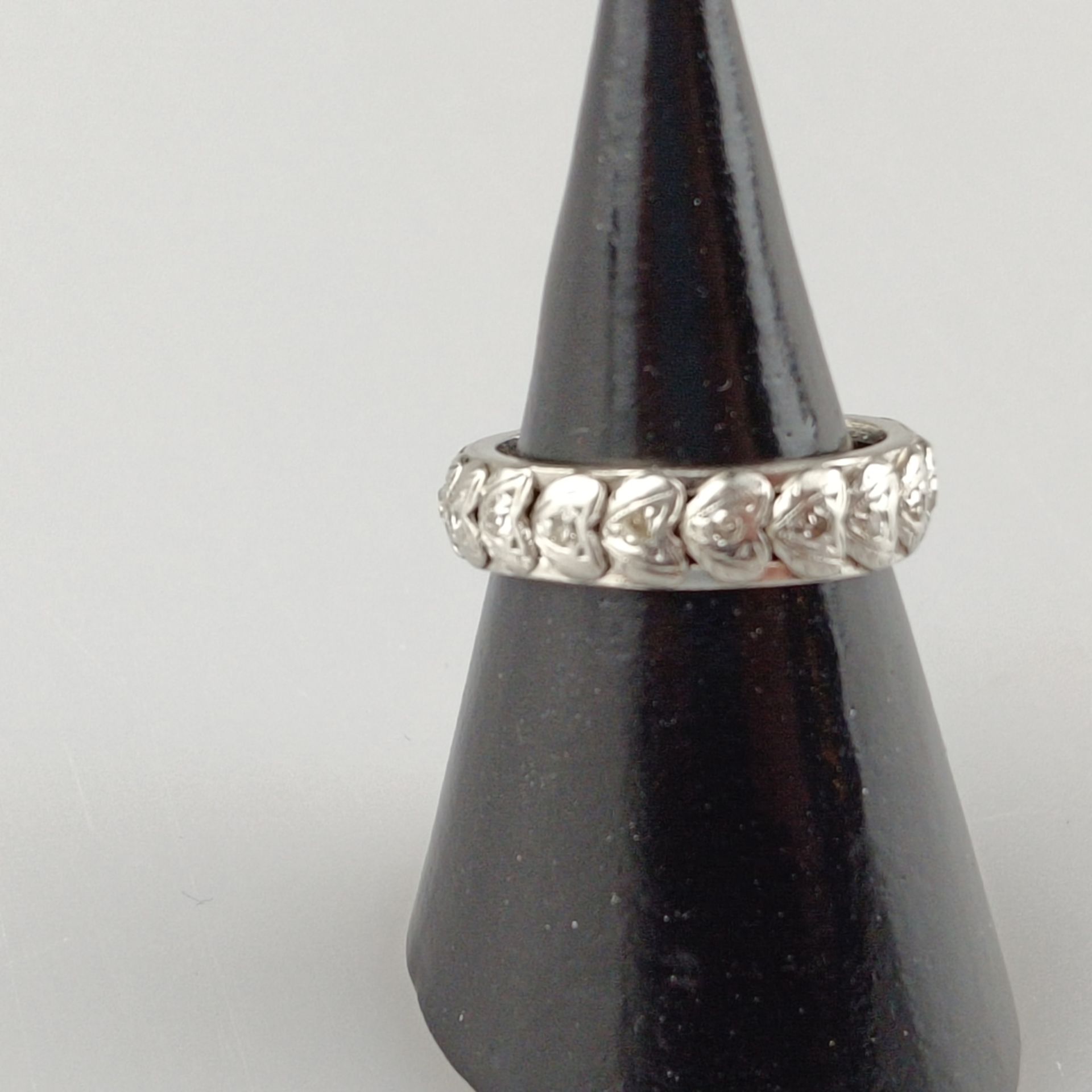 Memory-Ring mit kleinen Diamanten - Platin, 1940er Jahre, rundum Herzmuster fein ziseliert und verz - Image 2 of 5