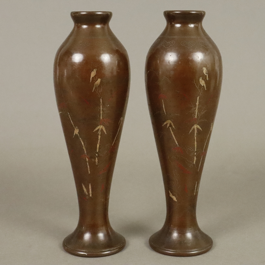 Vasenpaar - wohl China 19. Jh., schlanker Balusterkorpus, bronziertes Weißmetall mit feinen Buntmet