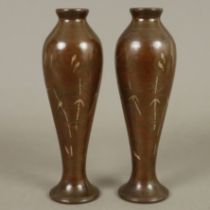 Vasenpaar - wohl China 19. Jh., schlanker Balusterkorpus, bronziertes Weißmetall mit feinen Buntmet