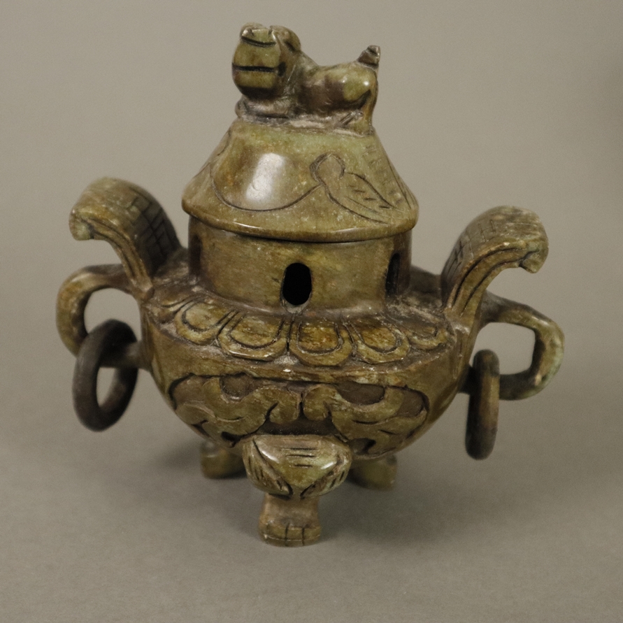 Deckelvase & zwei Räuchergefäße - China, 20. Jh., nephritgrüner Steatit geschnitzt, Vase auf vier C - Image 5 of 7