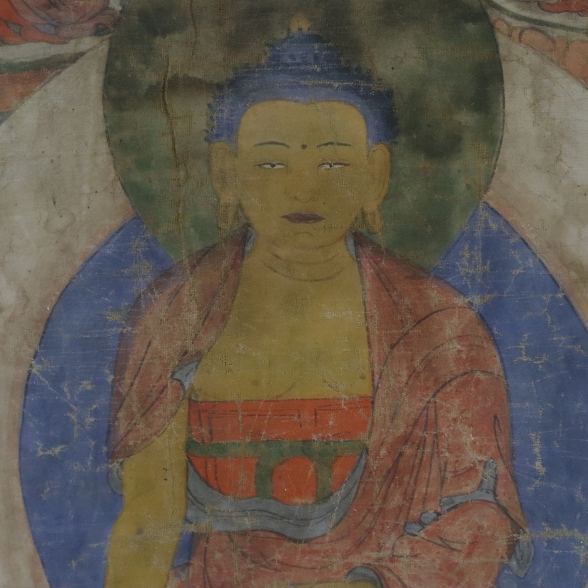 Thangka mit Buddha Shakyamuni - Tibet, 19.Jh., Gouache auf Leinwand, in der Mitte auf einem Lotosth - Image 4 of 12