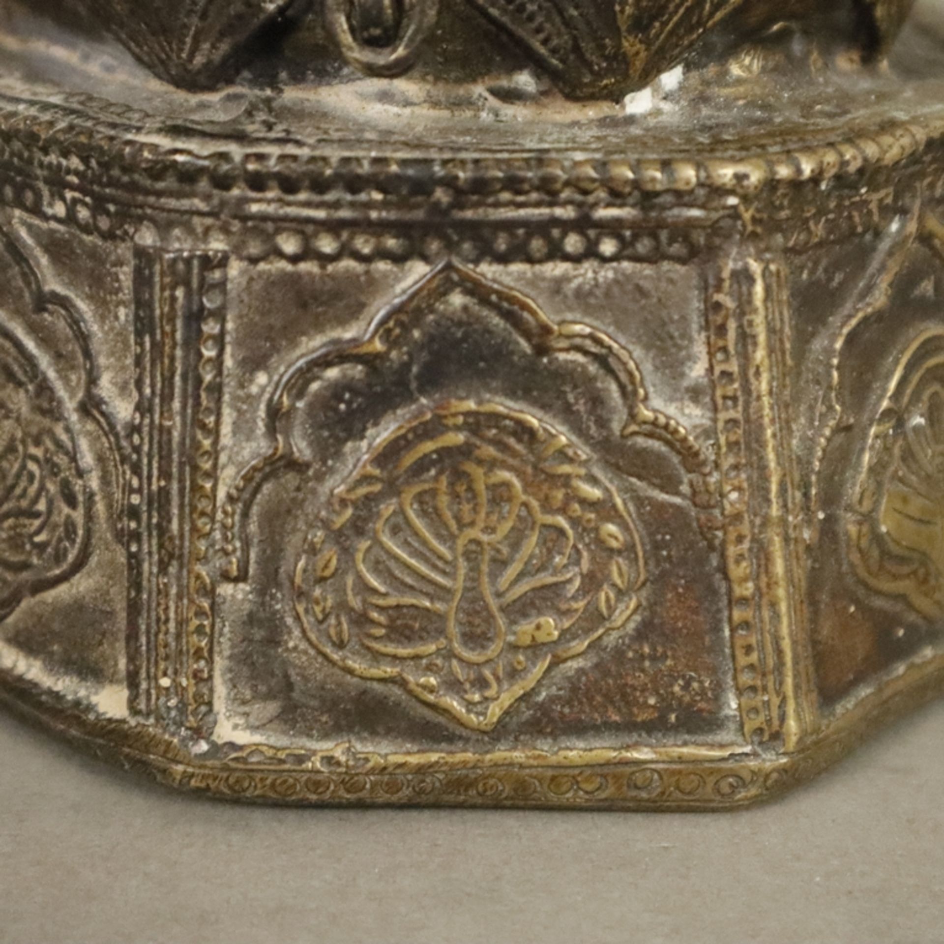 Bronzegefäß - wohl großes Tintenfass, Indien, unterer Teil der Wandung oktogonal geformt, oberer Te - Image 6 of 9