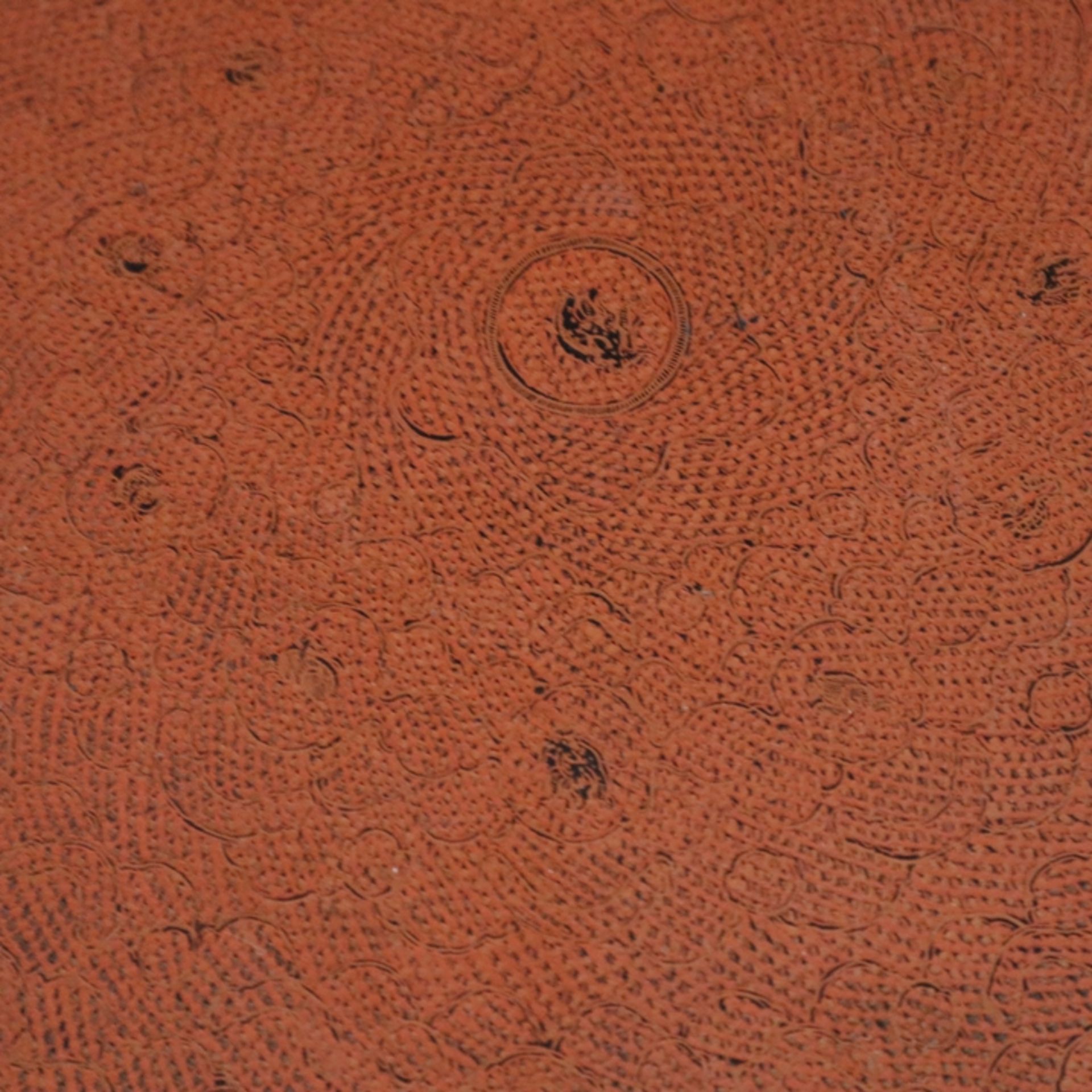 Präsentiertischchen auf hohem faltbarem Standfuß - Myanmar 20.Jh., Schwarz- und Rotlack, oktogonale - Image 3 of 8