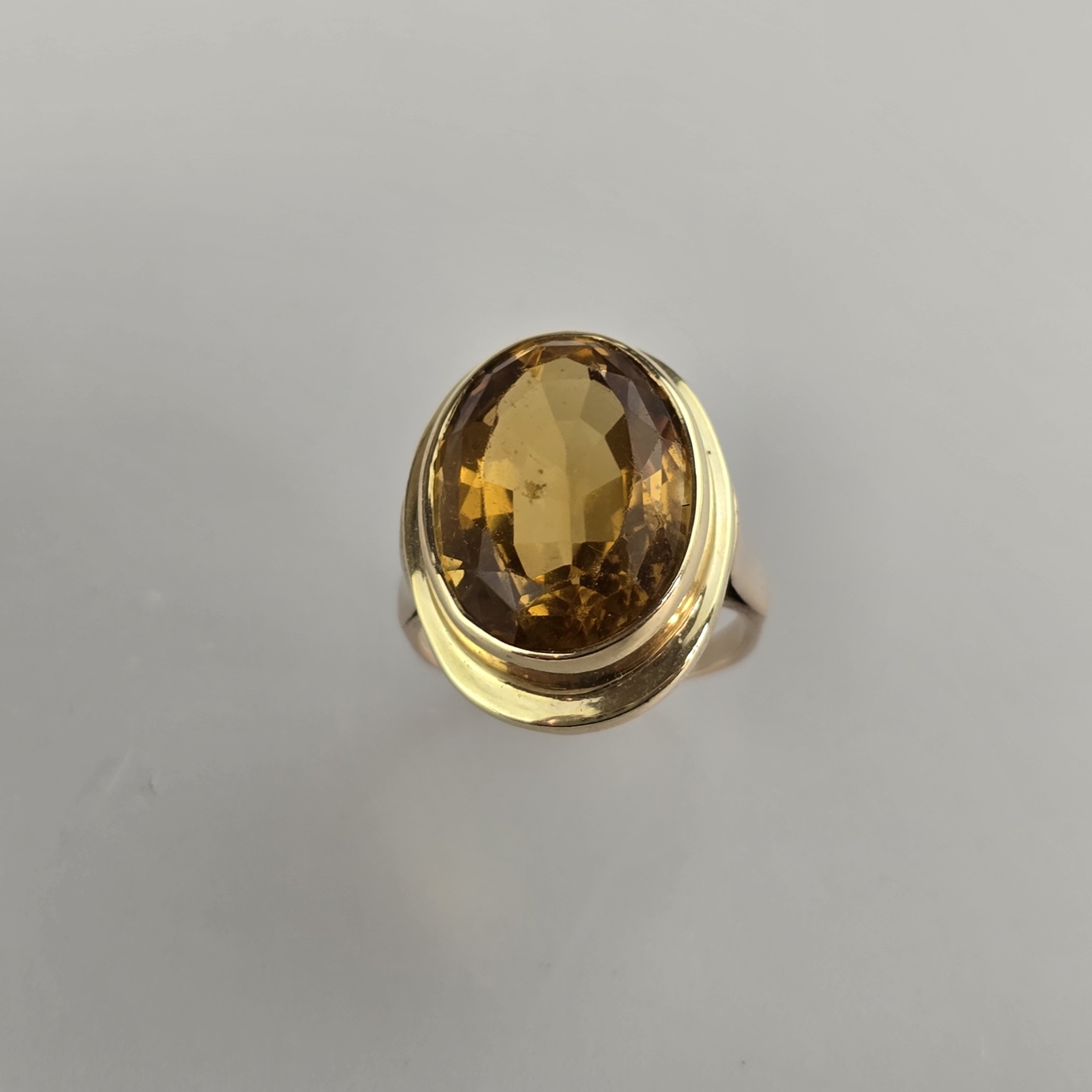 Citrinring - Gelbgold 585/000 (14K), gestempelt, hochovaler Kopf (ca. 2,2 x 1,6 cm) besetzt mit ein