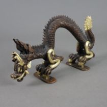 Schwerer Türgriff in Drachengestalt - China 20.Jh., Kupferbronze, teils vergoldet, überaus detailli