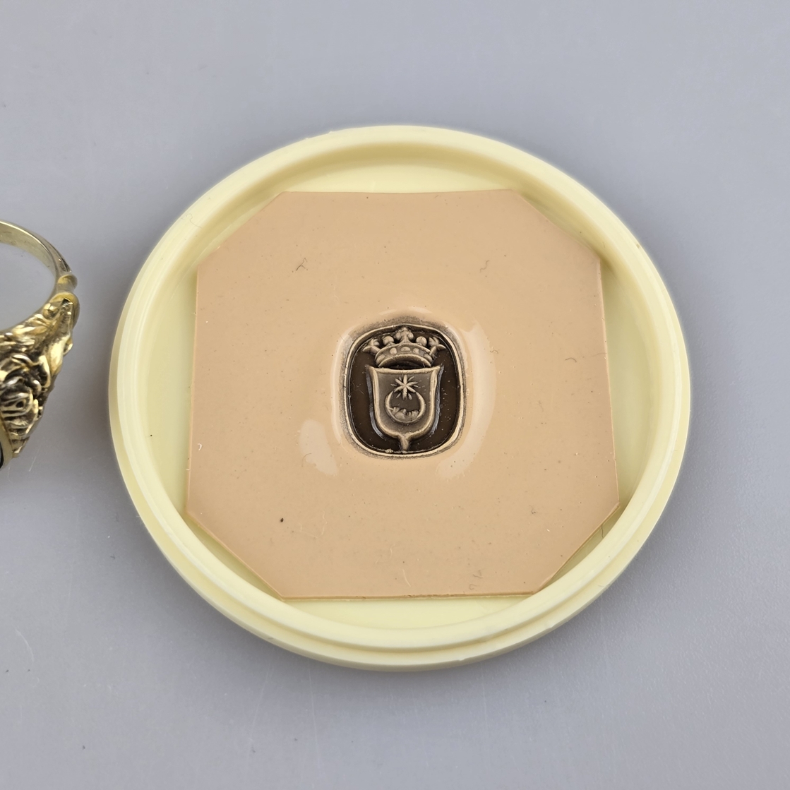 Siegelring - Silber 835/000, gepunzt, vergoldet, Schulterpartie mit Blattzier, Lagenachat-Intaglio - Image 6 of 6