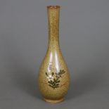 Flaschenvase - Japan, Keramik mit floraler Bemalung in Aufglasur und Gold, Unterseitig gepinselte r