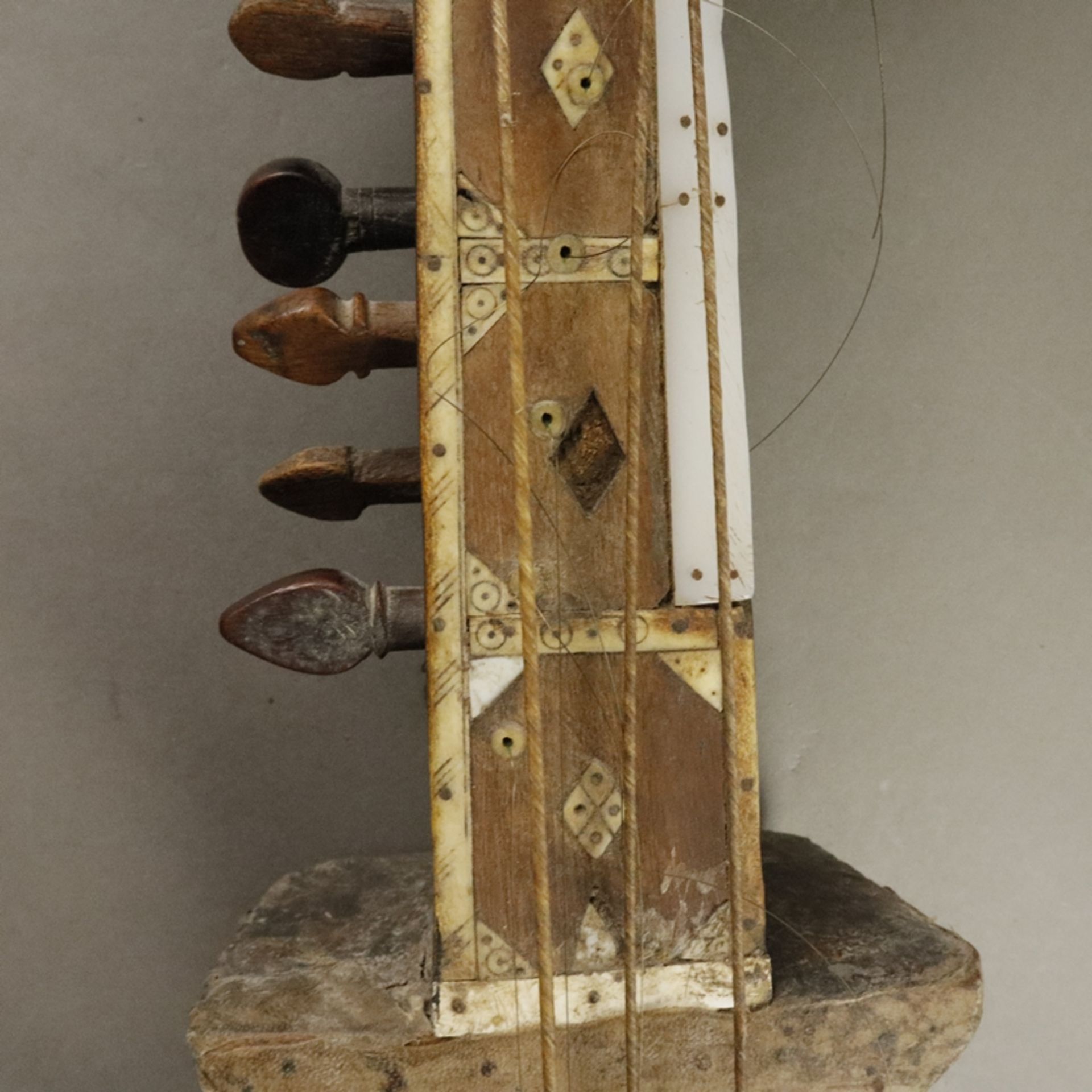 Saiteninstrument Sarangi - Indien/Pakistan/Afghanistan, Holzkorpus mit Beinelementen, taillierter R - Bild 4 aus 7