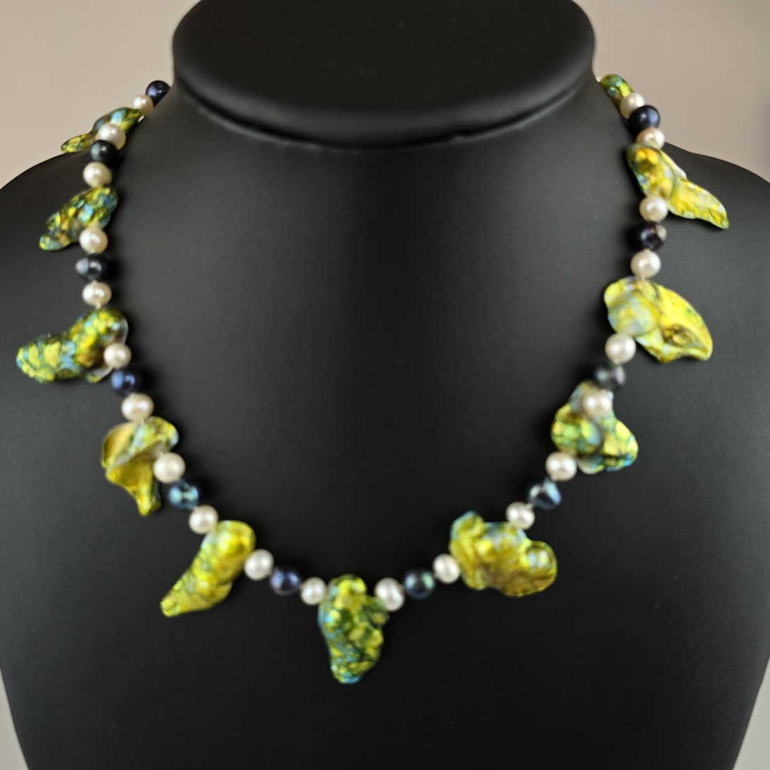 Extravagante Halskette - 14 unregelmäßig geformte naturgewachsene Perlmuttelemente, grün-gelb schil