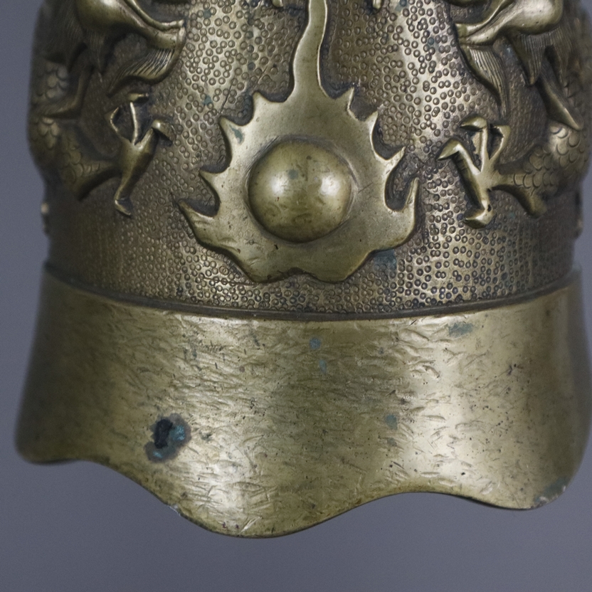 Glocke mit Drachenrelief im Holzgestell- China, Bronzelegierung mit goldener Patina, leicht konisch - Image 5 of 9