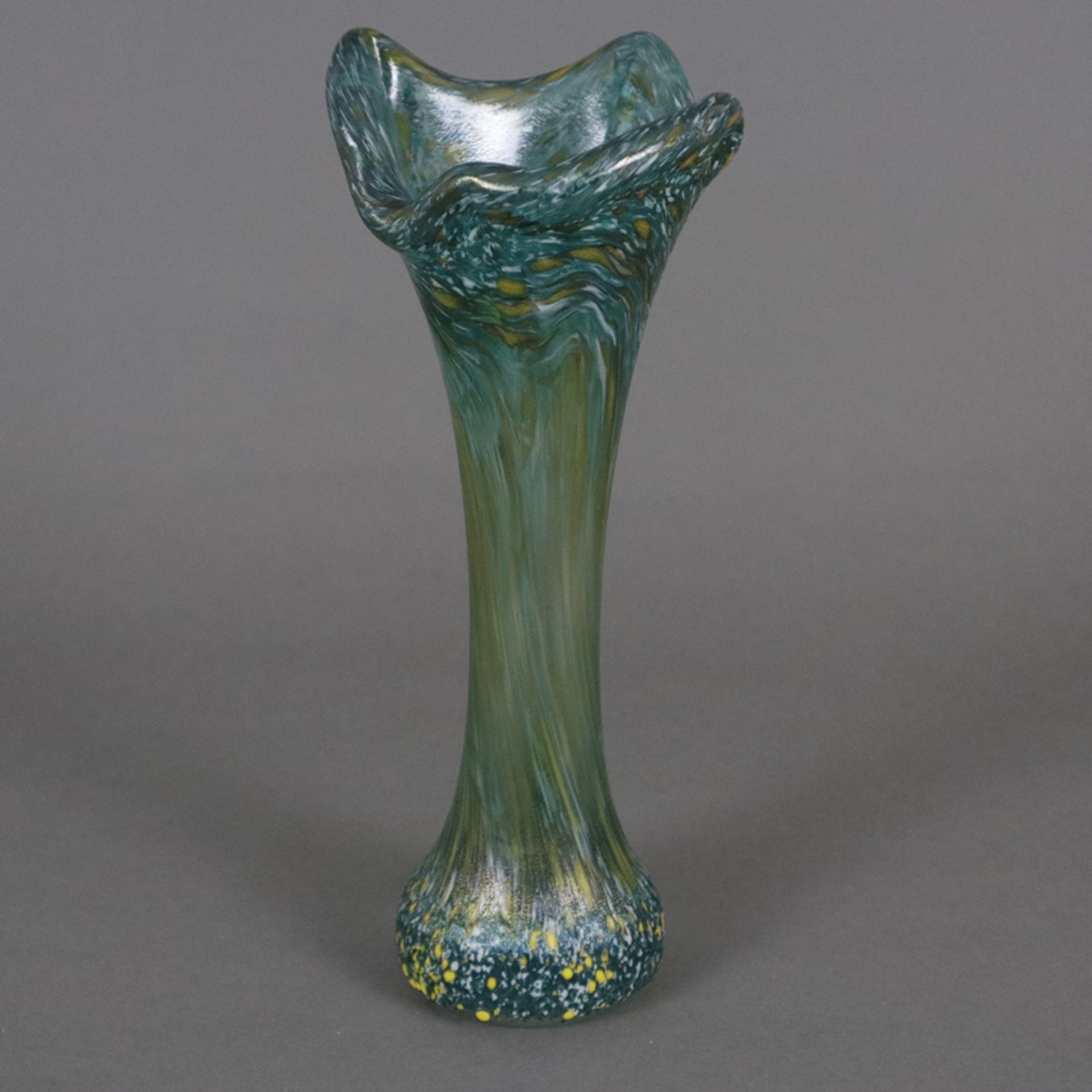 Vase - dickwandiges Glas mit Farbeinschmelzungen, irisiert, gebauchter Stand mit langem Hals und au