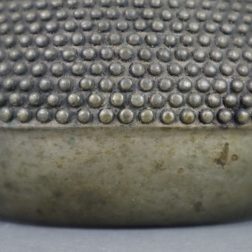 Kleine Metallkanne in japanischem Stil - China, rundliche Form geschwungener Bügelhenkel mit vollru - Image 6 of 8