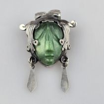 Vintage-Brosche „Aztekenkopf“ - grüne Jade geschnitzt, verzierte Haube aus Sterling Silber, rücksei