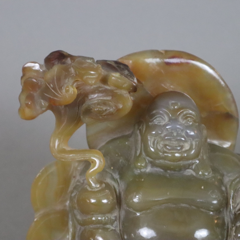 Budai - China, Achat fein geschnitten und poliert, vollplastisch gearbeitete Darstellung eines sitz - Image 2 of 10