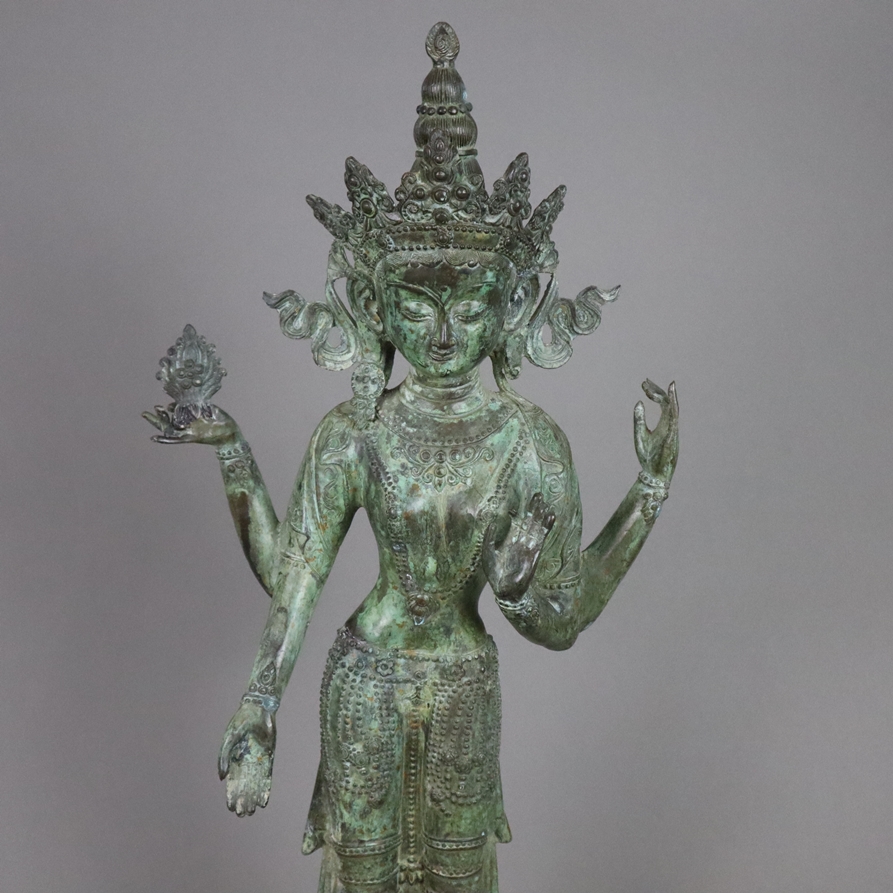 Bodhisattva-Figur - Nepal /Tibet 20.Jh., Bronzelegierung mit grüner Patina, 4-armig, auf doppeltem - Image 2 of 10