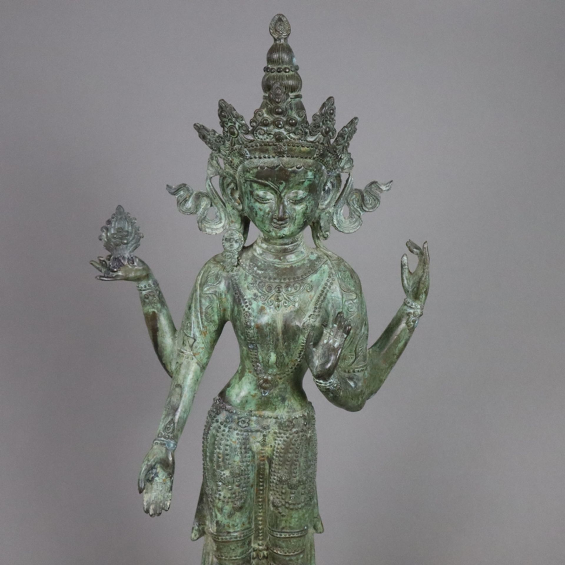 Bodhisattva-Figur - Nepal /Tibet 20.Jh., Bronzelegierung mit grüner Patina, 4-armig, auf doppeltem  - Bild 2 aus 10