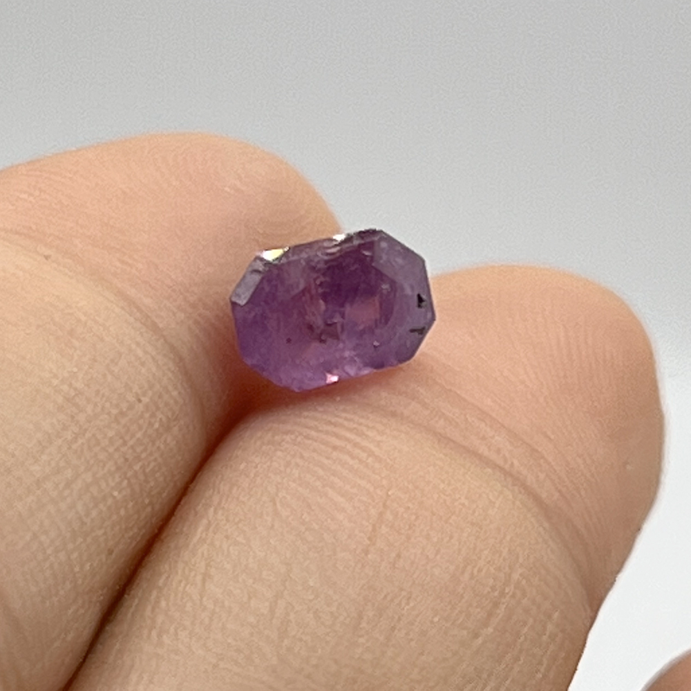 Loser Saphir - 2,15 ct, Herkunft: Burma, pink-purpur, Facettenschliff, Maße: 7,6 x 5,3 x 5,3 mm, Ze