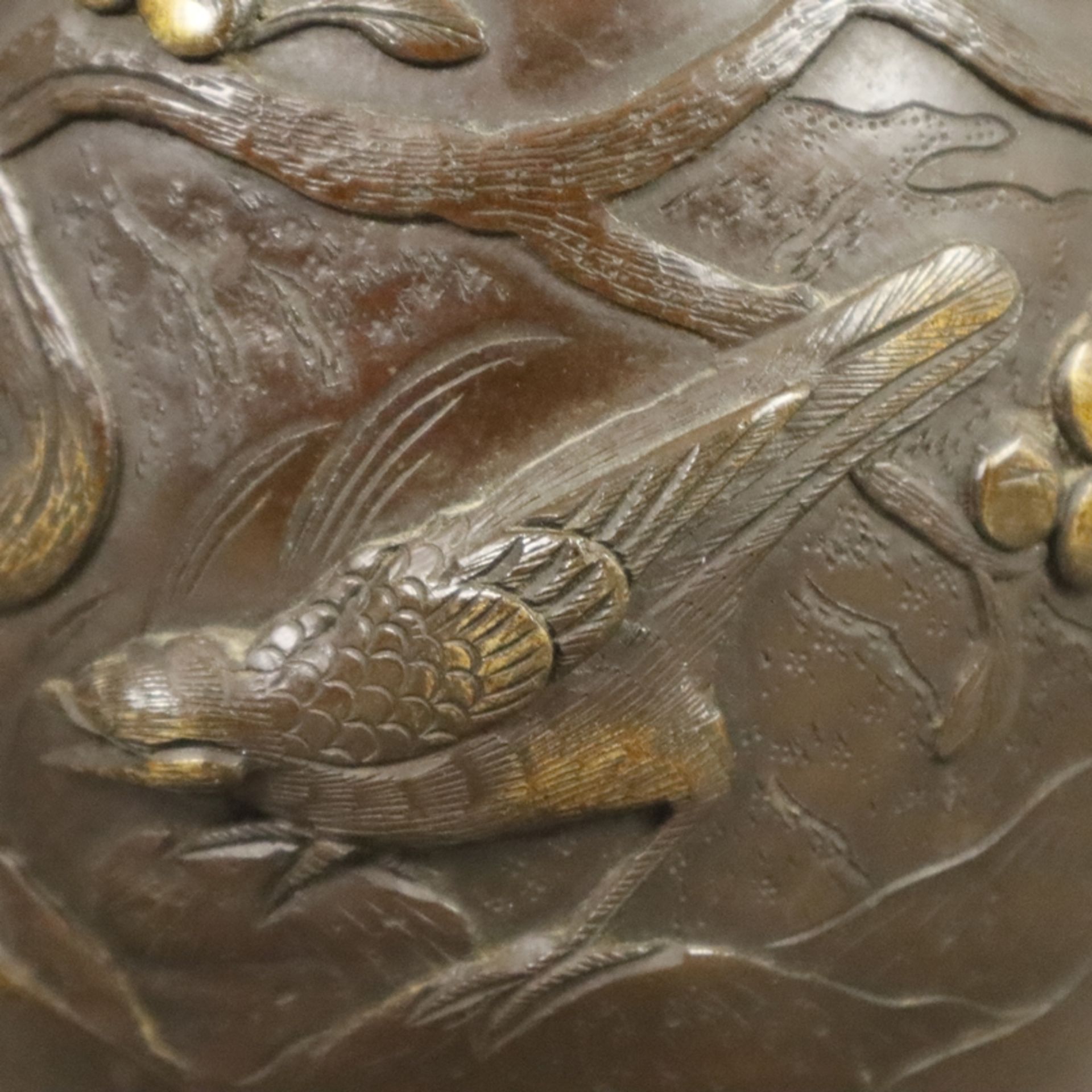 Bronzevase - Japan, wohl Meiji-Zeit, Bronze, braun patiniert, auf der Wandung umlaufend halbrundes  - Bild 5 aus 9
