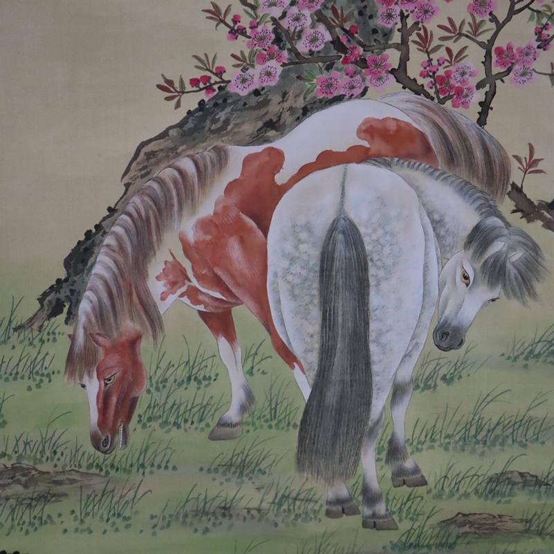 Chinesisches Rollbild - Landschaft mit zwei Pferden unter einem Baum sowie einem blühenden Strauch, - Image 2 of 12