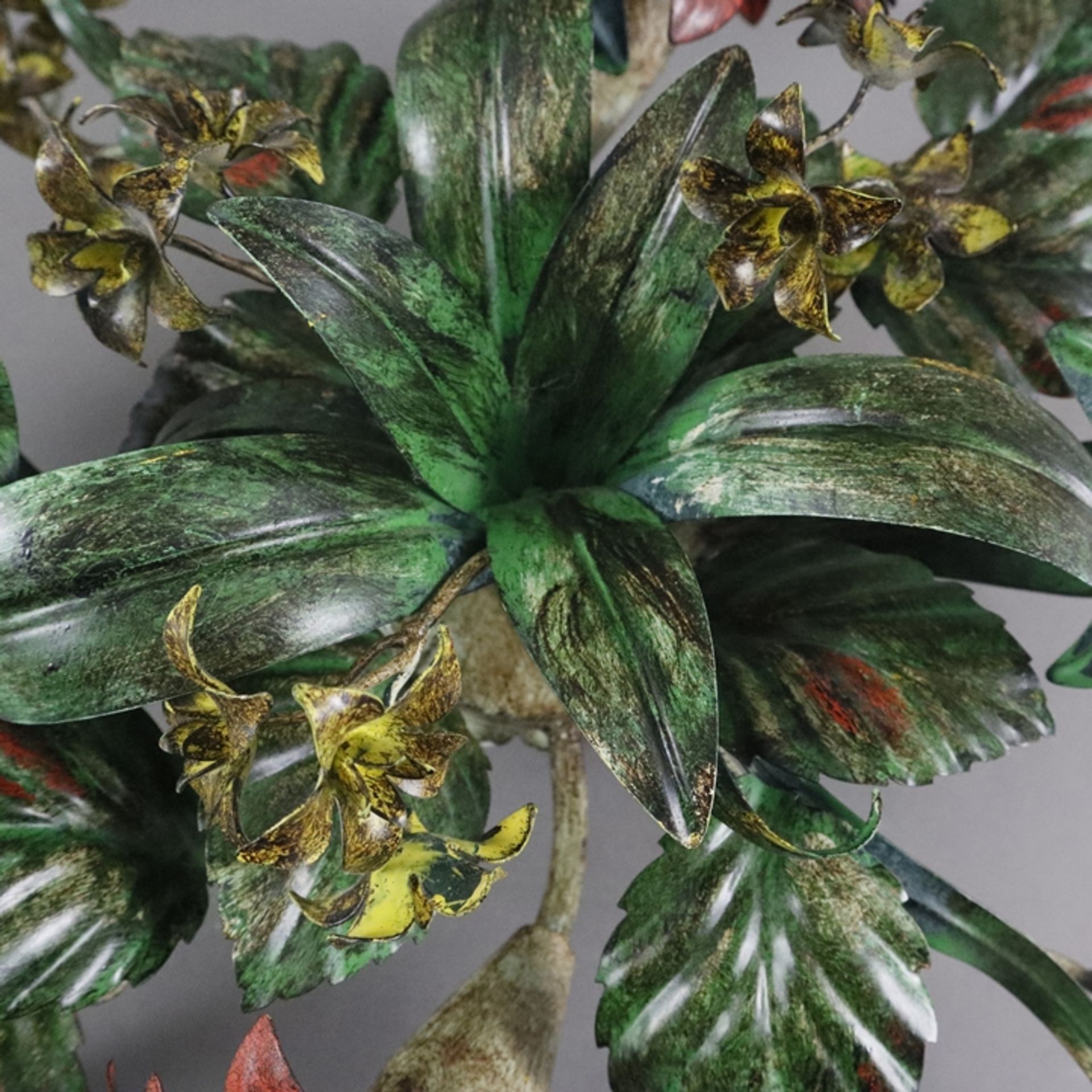 Florale Deckenleuchte - 4-flammig, Eisen / gehämmertes Eisenblech, in Gestalt eines Blumenarrangeme - Bild 5 aus 6
