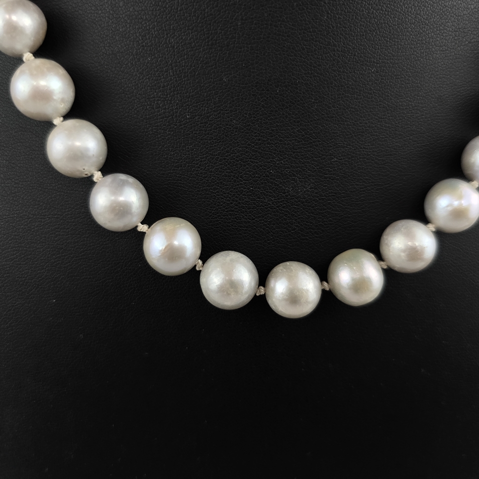 Perlenkette - Kette mit 36 hellgrauen Perlen von 10 bis 12 mm Dm., und 2 (wohl) Tahiti-Perlen von 1 - Image 2 of 6