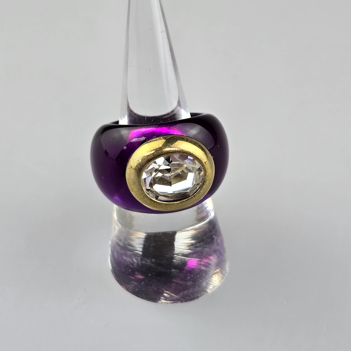 Vintage Cocktailring - violettes Plexiglas, Ringkopf besetzt mit großem, oval facettiertem Zirkonia - Image 2 of 7