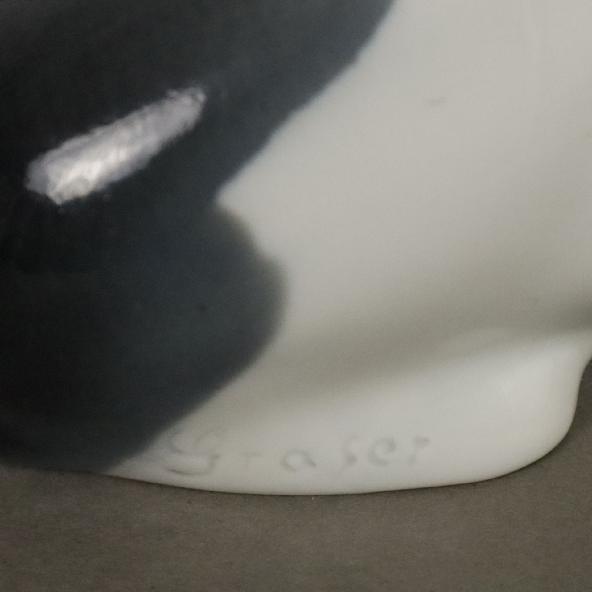 Liegende Hundefigur - Metzler & Orloff, Porzellan glasiert in Grau-Schwarztönen staffiert, Bodenmar - Bild 6 aus 7