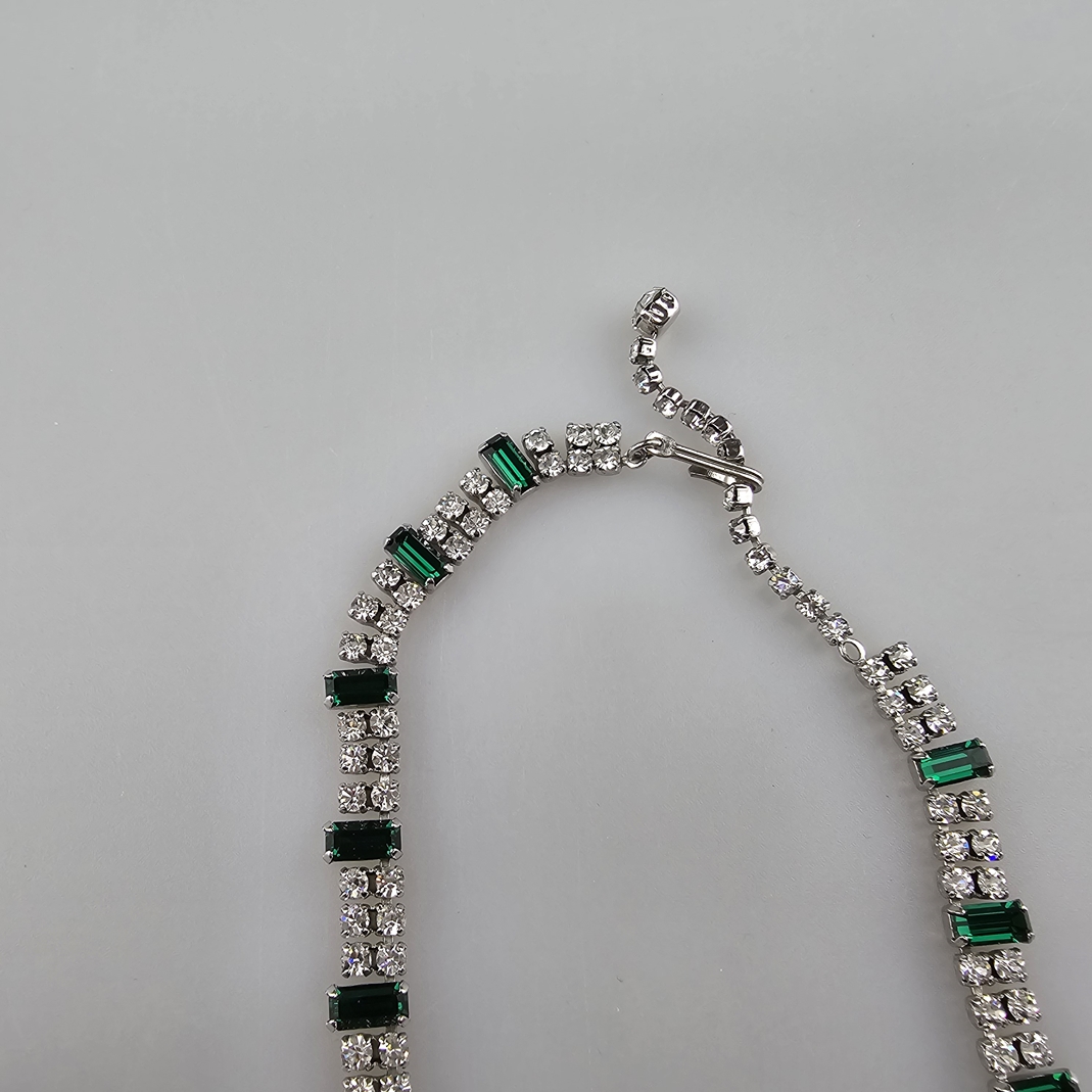 Vintage-Collier - Weißbronze, rhodiniert, bandförmig, ausgefasst mit smaragdgrünen Kristallen in Ba - Image 3 of 5