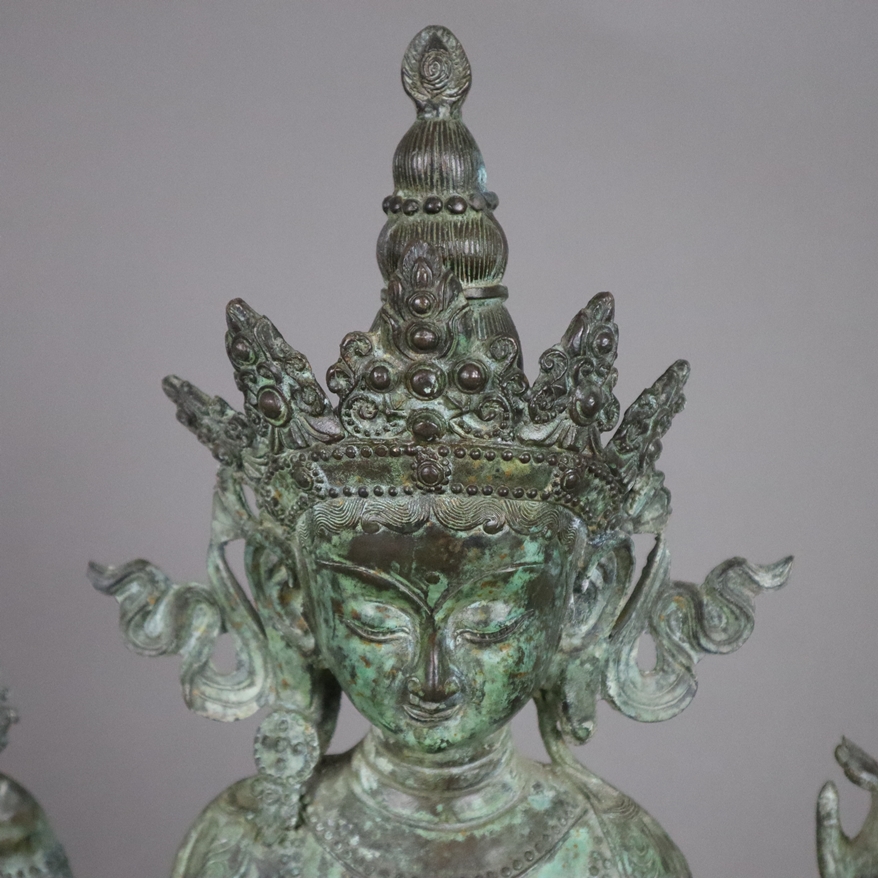 Bodhisattva-Figur - Nepal /Tibet 20.Jh., Bronzelegierung mit grüner Patina, 4-armig, auf doppeltem - Image 3 of 10