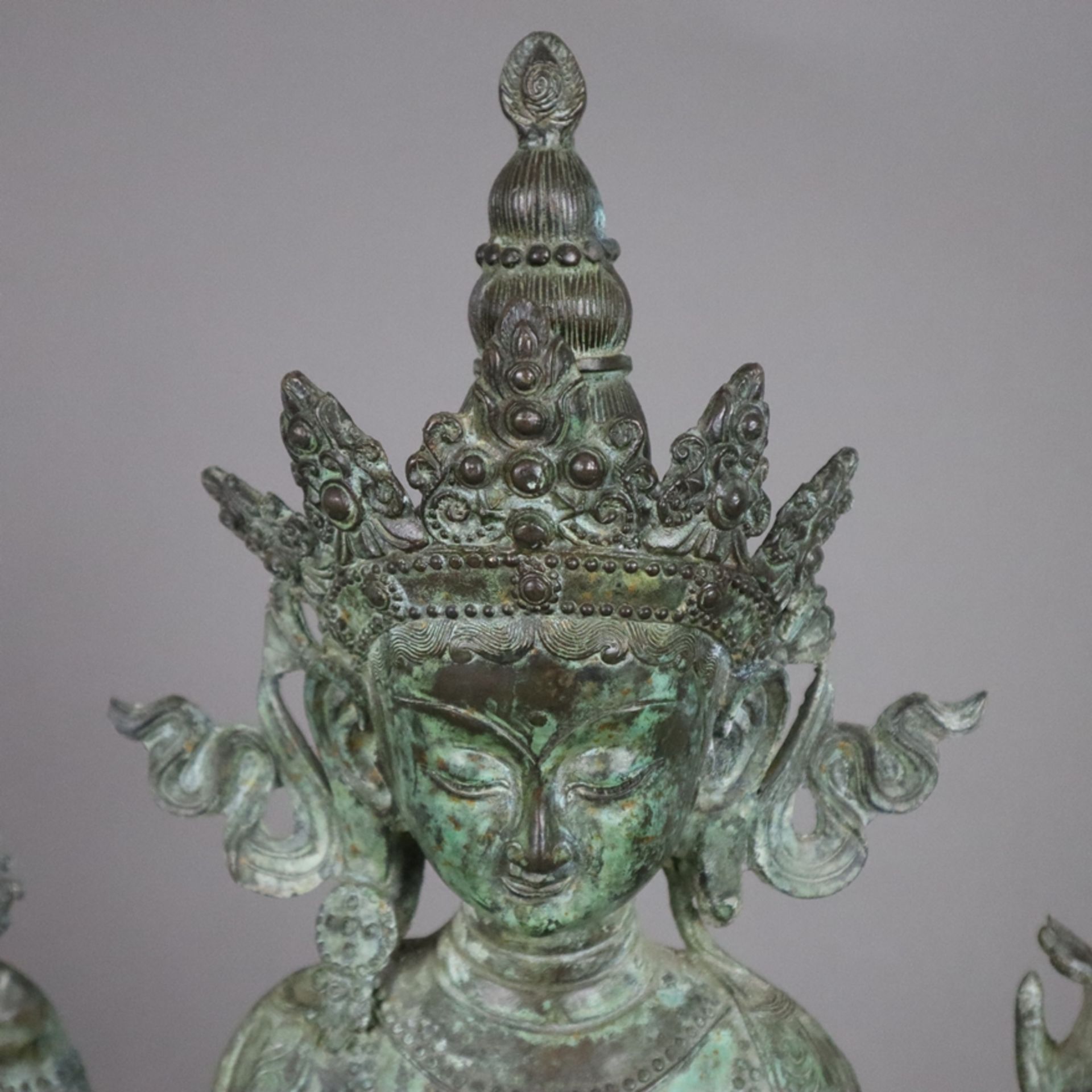 Bodhisattva-Figur - Nepal /Tibet 20.Jh., Bronzelegierung mit grüner Patina, 4-armig, auf doppeltem  - Bild 3 aus 10