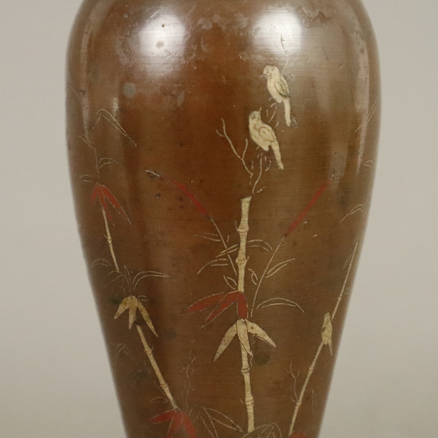 Vasenpaar - wohl China 19. Jh., schlanker Balusterkorpus, bronziertes Weißmetall mit feinen Buntmet - Image 3 of 8