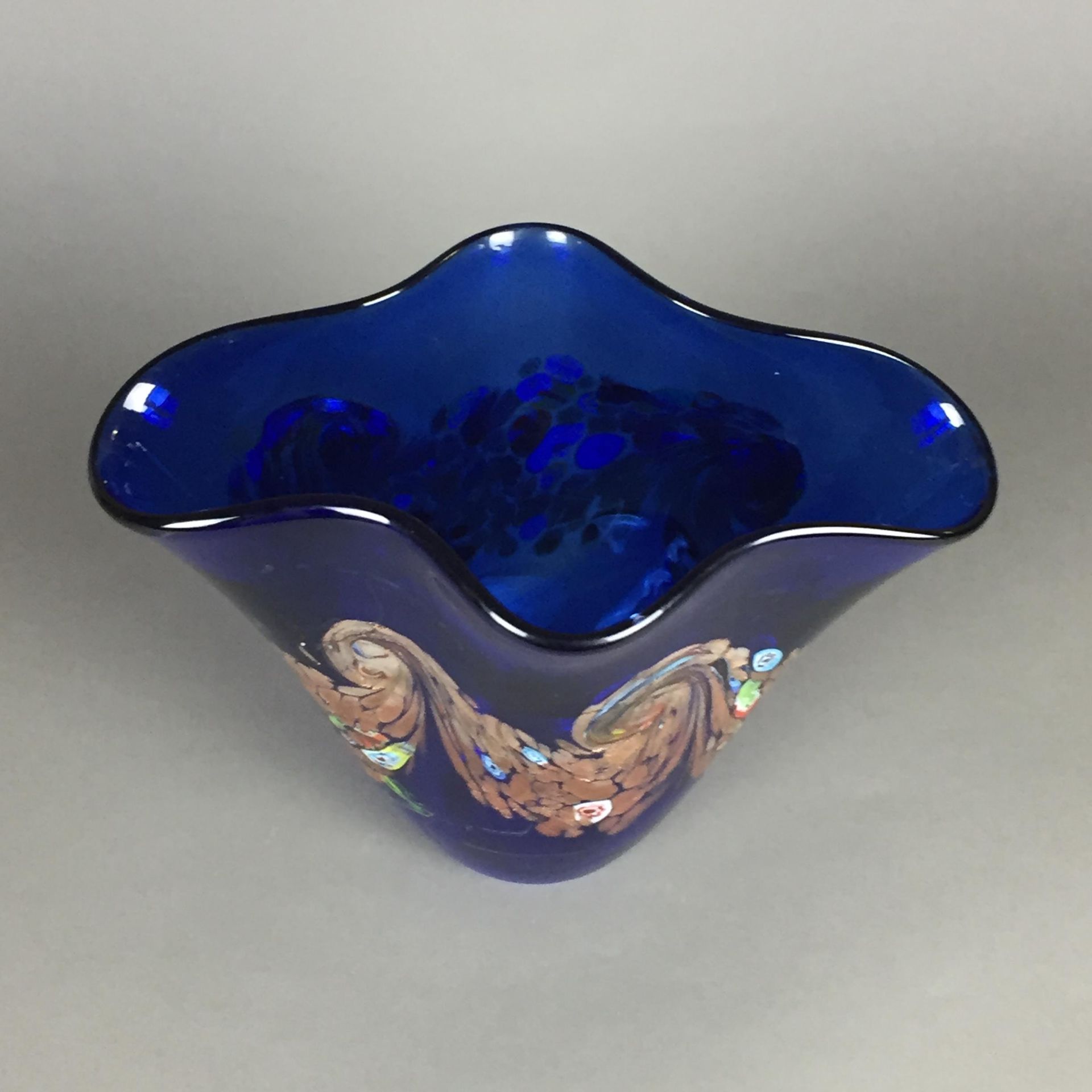 Glasvase - mehrfach gefaltete Wandung, blaues Glas, Dekor mit farbigen Murrinen und Goldfluss-Einsc - Bild 7 aus 7