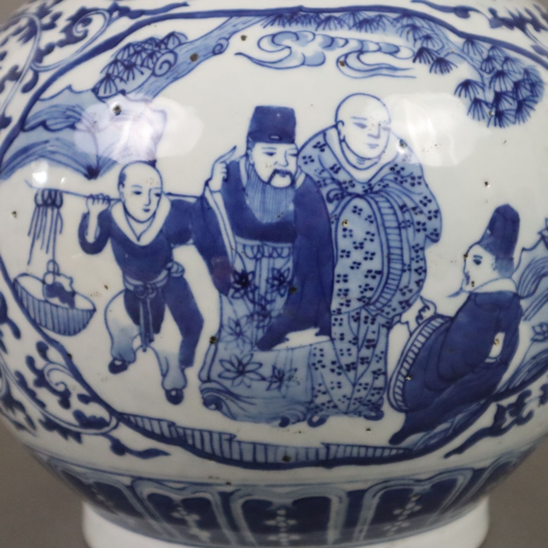 Schultertopf - China 20.Jh., Weißporzellan mit unterglasurblauer Bemalung, passige figuralen Reserv - Image 3 of 12